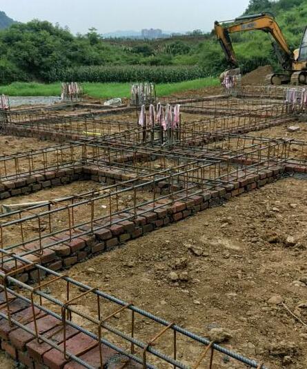 地基鋼筋圈梁綁扎完工，為穩固建筑打下堅實基礎